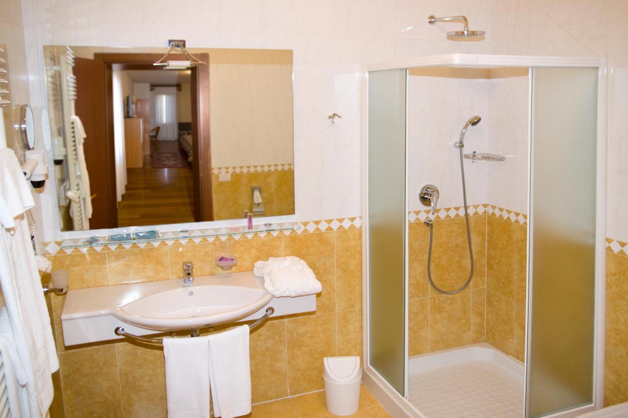 Hotel Ristorante Dotto Varago Eksteriør bilde